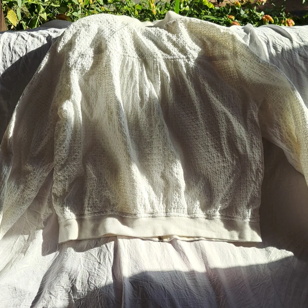 White jacket bundle - Picture 4 of 9